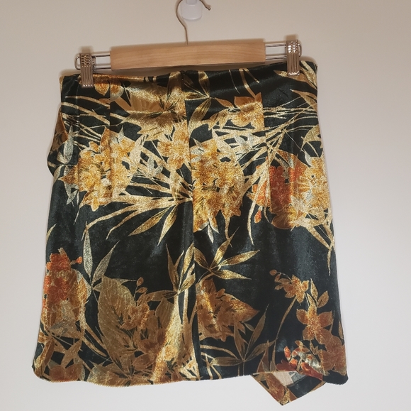 Velvet Mini Skirt – M - Picture 2 of 2